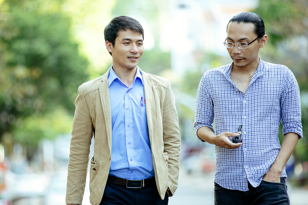 Quang Vũ (bên phải) vào vai Đạo diễn đoàn phim.